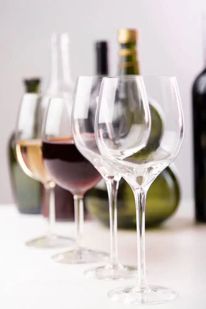 Erros comuns ao segurar a taça de vinho Confira erros comuns ao segurar a taça de vinho