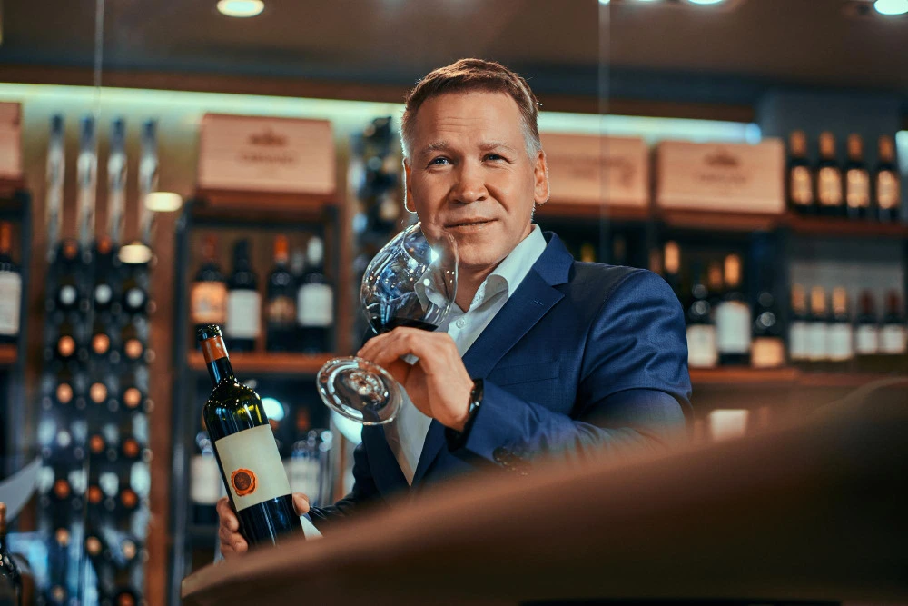 Homem aprendendo como degustar vinho