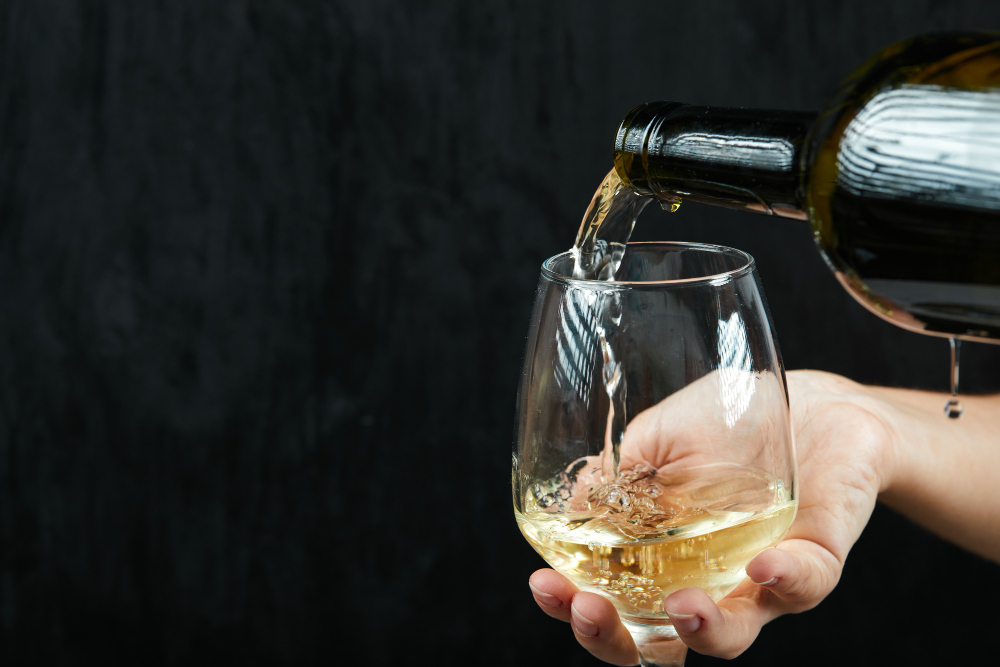 descubra o que é vinho branco, quais suas características, tipos e como harmonizar